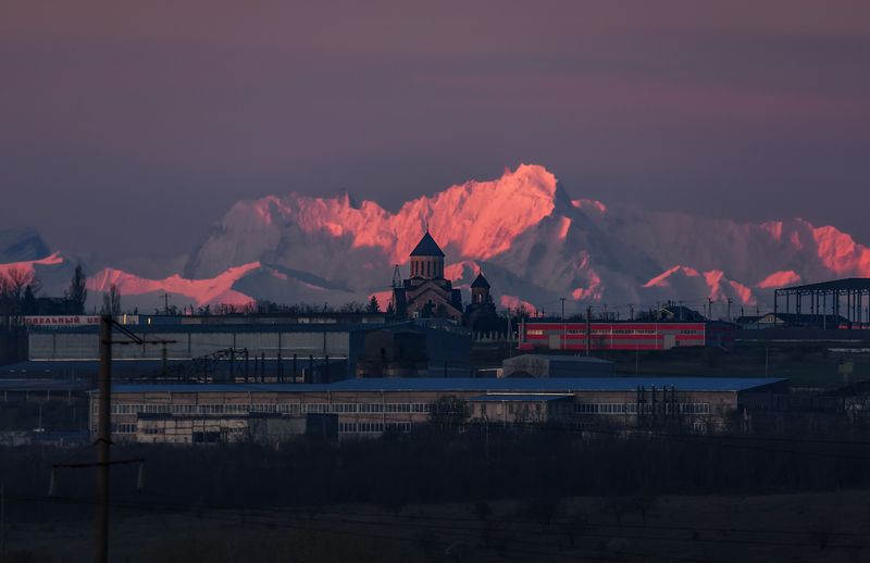 кавказ, кмв, кавказские минеральные воды, горы, георгиевск, храм, рассвет, весенний рассвет, главный кавказский хребет Рассвет в горахphoto preview