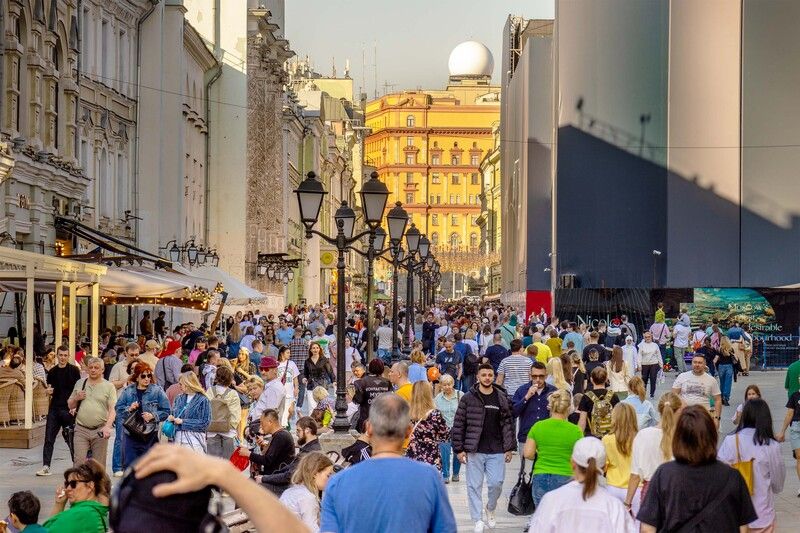 москва, никольская, весна, люди, улица Воскресный день на Никольской улице в Москвеphoto preview