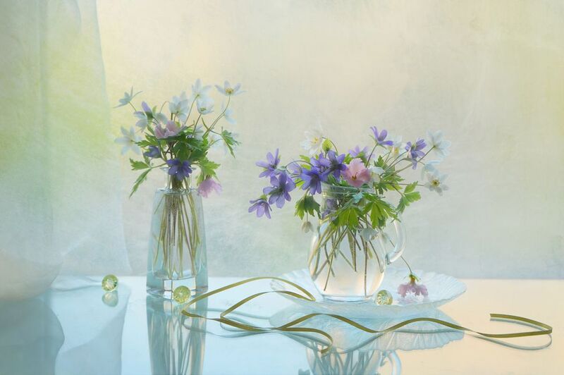 С весенними цветами фото превью