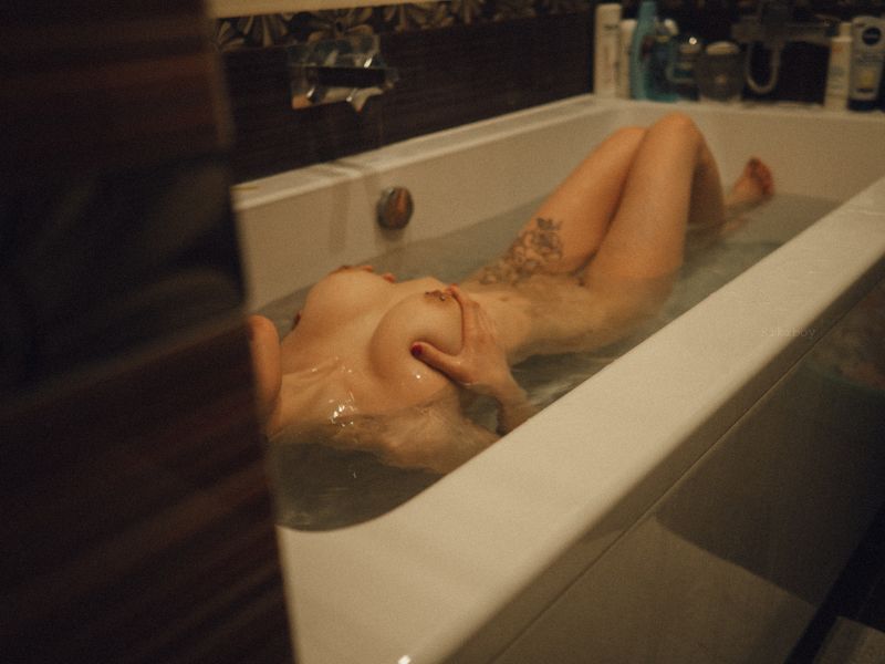 Девчонка принимает ванну, это понятно по фотографииphoto preview