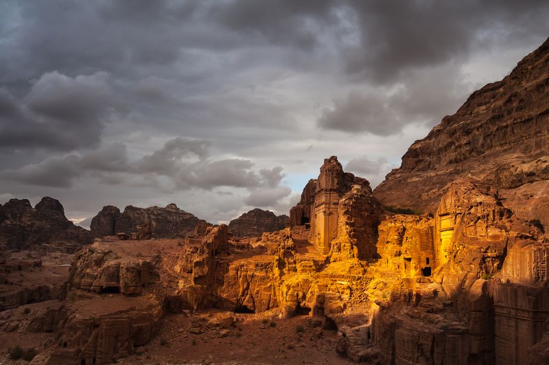 гробницы, иордания, пейзаж, петра, пустыня, скалы Луч света в темном царствеphoto preview