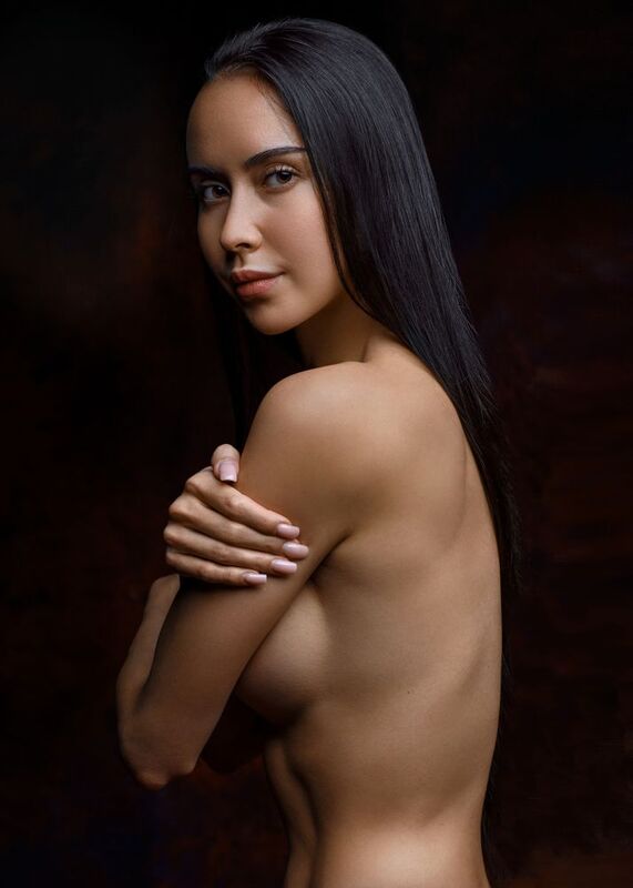 портрет девушка студия красота грудь взгляд тело Таняphoto preview