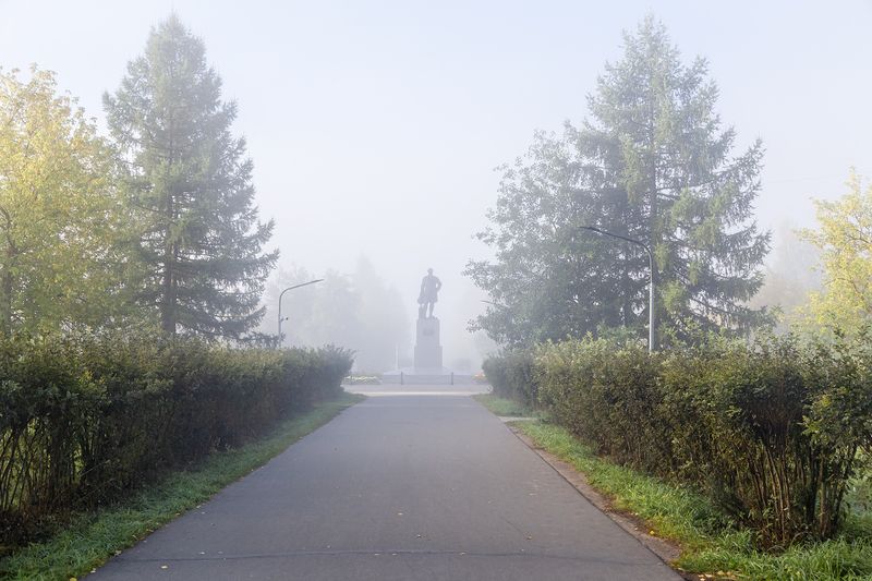 парк, утро, туман, памятник, ломоносов, коряжма. В парке утром. фото превью