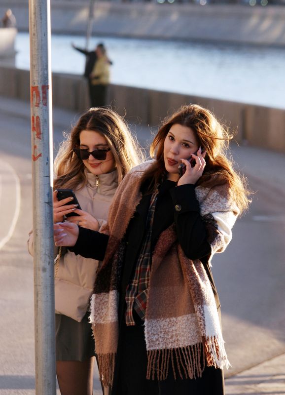 Берсеневская набережная, девушки, облизнуться Вкусное предложениеphoto preview