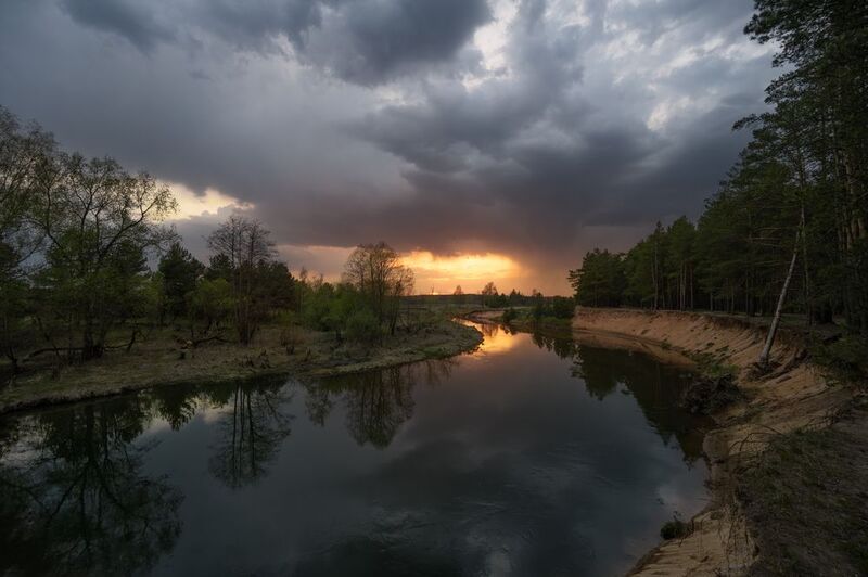 вечер,закат,река,небо,облака,тучи,отражение,свет тревожный закатphoto preview