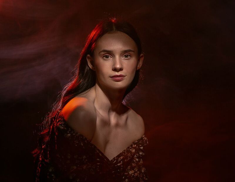 портрет молодой девушкиphoto preview