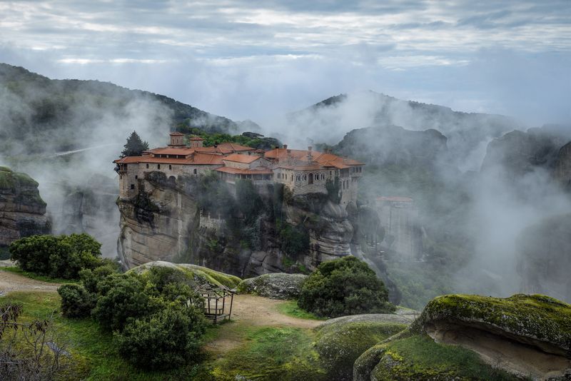 Парящий в облаках монастырь Святого Варлаамаphoto preview