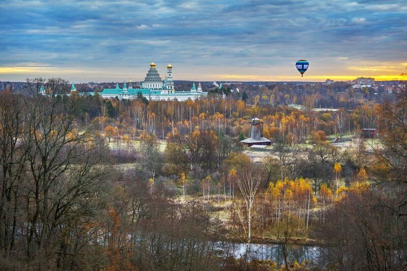 новый иерусалим, золотая осень, воздушный шар Над Истройphoto preview