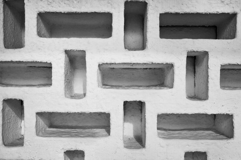 Стена, пустоты, кирпичи Часть уже вытащили фото превью