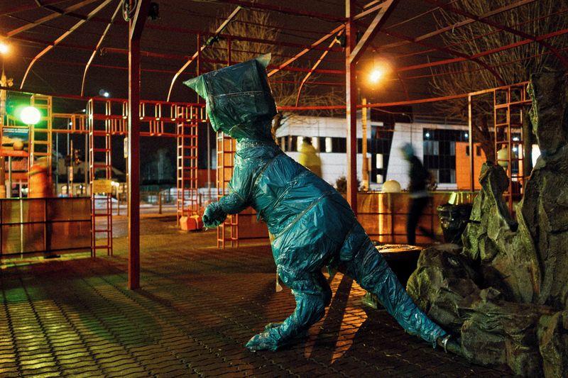 стрит, улица репортаж, фотопрогулка Либо встретишь динозавра, либо нет.photo preview