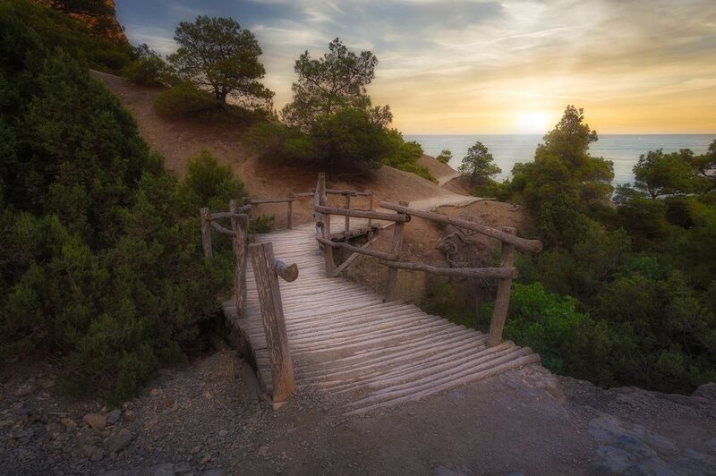 Деревянный мостик к закату фото превью