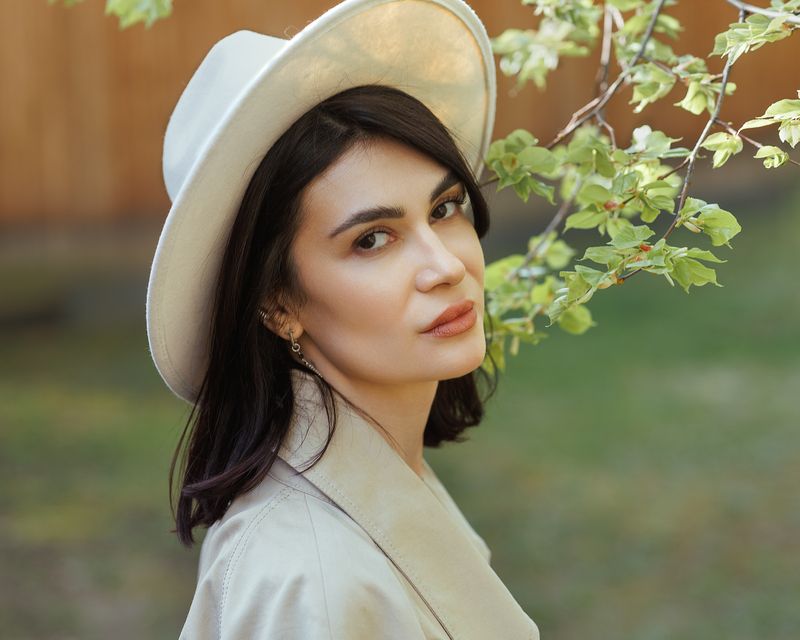 весна, девушка, лицо, шляпа, цвет, печать, листва,взгляд, черные глаза Карина фото превью