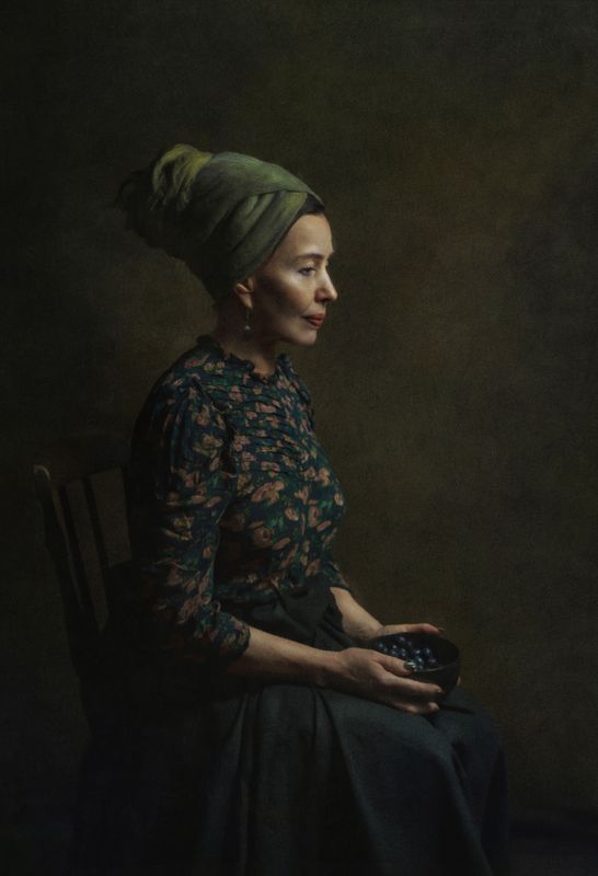 женский портрет низкий ключ Линаphoto preview