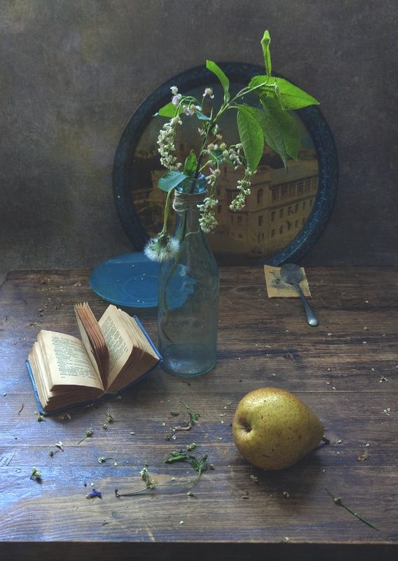 груша, черёмуха, ветка, поднос, бутылка С грушей и цветамиphoto preview