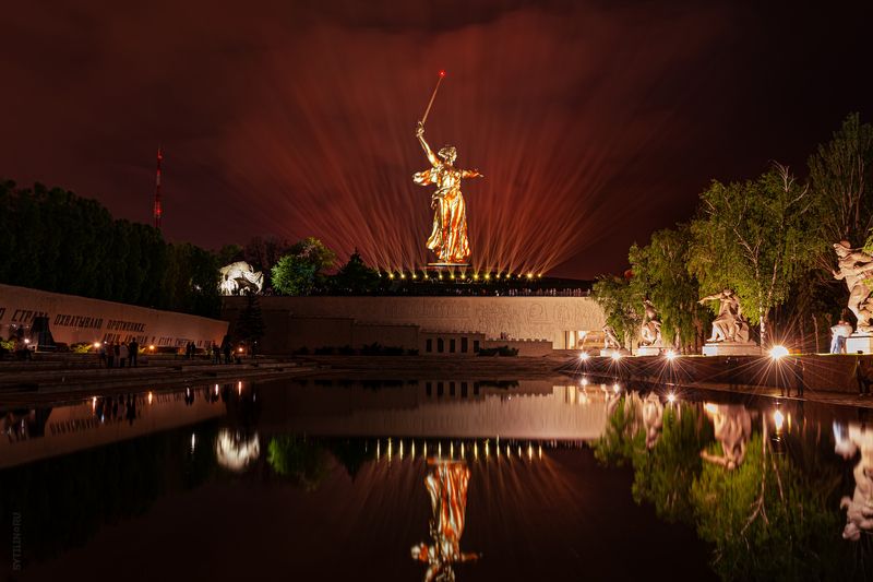 свет великой победы, волгоград, сталинград, шоу, световое, лазерное, победа, вов, великая отечественная война, мамаев куган, ночь, родина мать, мемориал, паматник, обелиск, символ, достопримечательность, май, 9 мая, праздник, инсталляция, советский., Световое шоу на Мамаевом кургане в день победы. Волгоградphoto preview