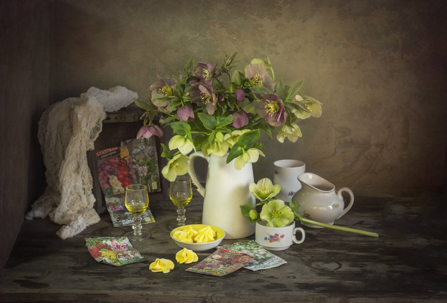 букет цветов, белый кувшин, жёлтое безе, весна, Зимина Лионелла