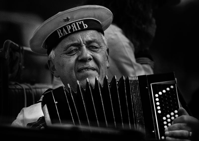 чб фото, уличный мужской портрет Праздникphoto preview