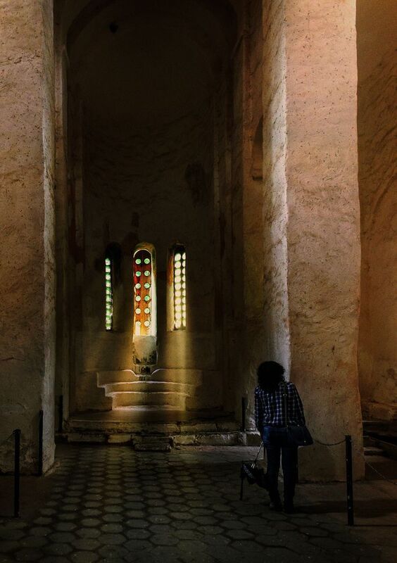 ..., разглядывая стены древнего храма.photo preview