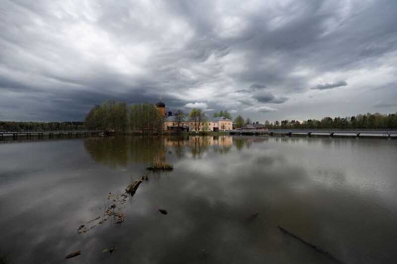 весна,пасмурно, пустынь, небо, тучи, облака, отражение, храм пасмурный деньphoto preview