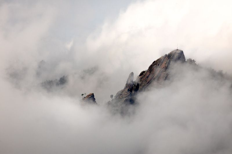 красноярский заповедник столбы. скала такмак. Такмак в туманеphoto preview
