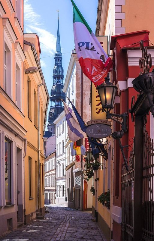 рига, старая рига, город, архитектура, латвия, старина, фонарь, флаги, европа,путешествия, ул. Яуниела в Старой Риге.photo preview