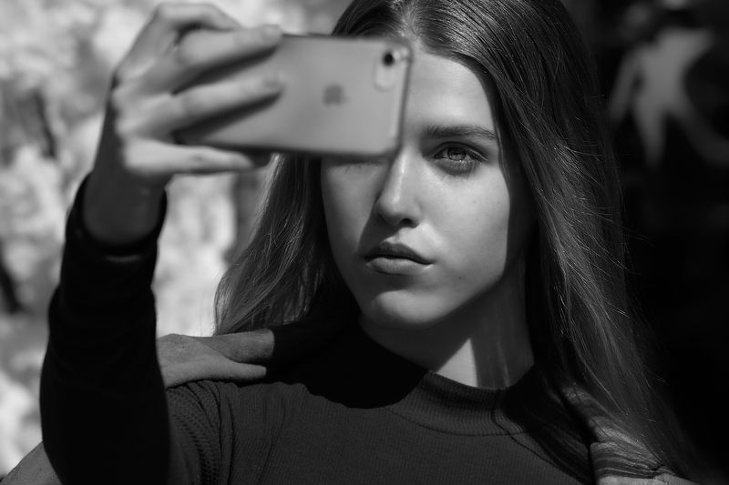 чб фото, уличный женский портрет, москва, девушка с телефоном Уличный портретphoto preview