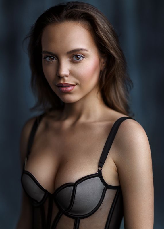 портрет, девушка, студия, красота, грудь, взгляд, тело Кристинаphoto preview