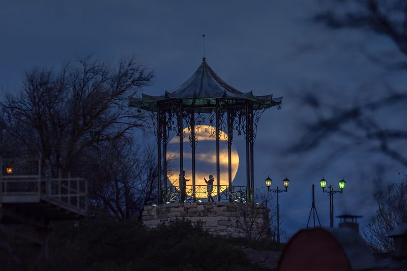 кавказ, кмв, кавказские минеральные воды, пятигорск, ночной город, архитектура, 600 мм, лунная ночь, полнолуние, луна Фото на фоне луныphoto preview