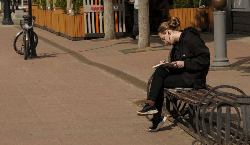 девушка тетрадки скамейка велосипед Накануне экзаменаphoto preview