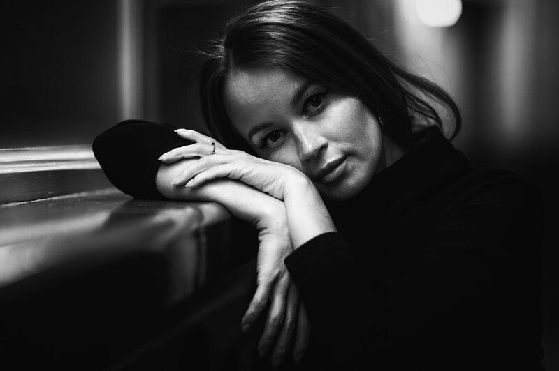 молодая девушка, городской стиль, лайфстайл, вгляд в камеру Иринаphoto preview