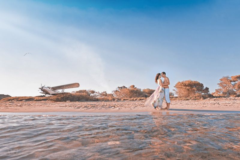 берег, море, двое, пара, парень, девушка, влюбленные, самолет, небо Затерянный райphoto preview