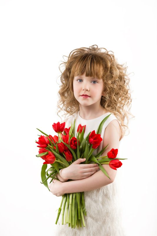 Девочка с цветами, Детский портрет, Детский портрет девочка с цветам, Кудрявый ребенок, Маленькая девочка, С 8 марта, Тюльпаны, Цветы в руках Нежность для мамыphoto preview