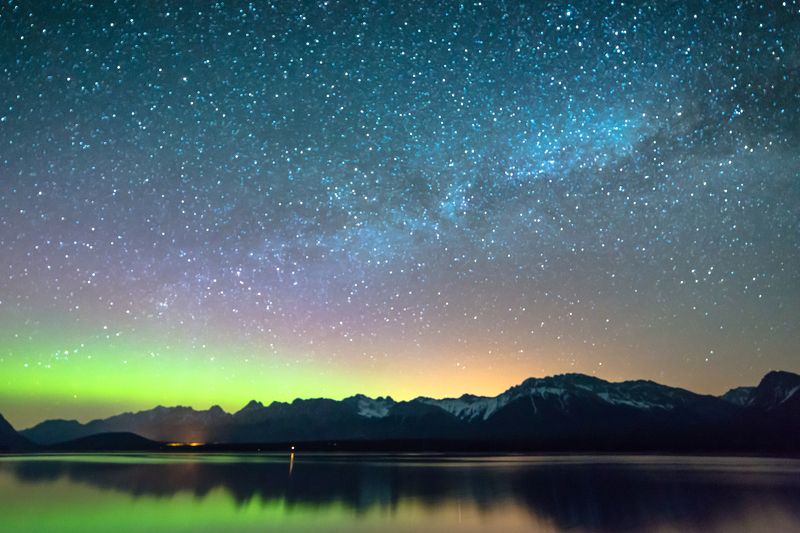звезды, северное сияние, аврора, ночь, млечный путь, горы, озеро, отражение Звезды над Кананаскисомphoto preview