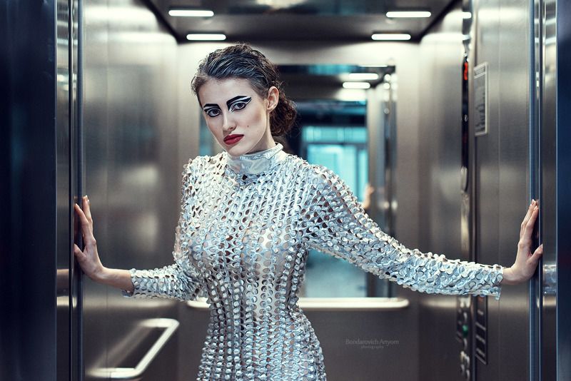 девушка, лифт, модель, будущее Гостья из будущегоphoto preview