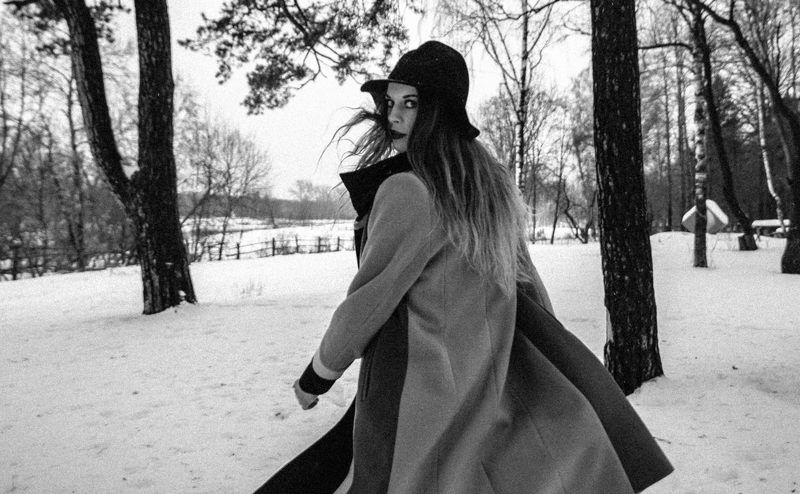 Девушка чб оборачивается атмосфера линии 28mm  Дашаphoto preview