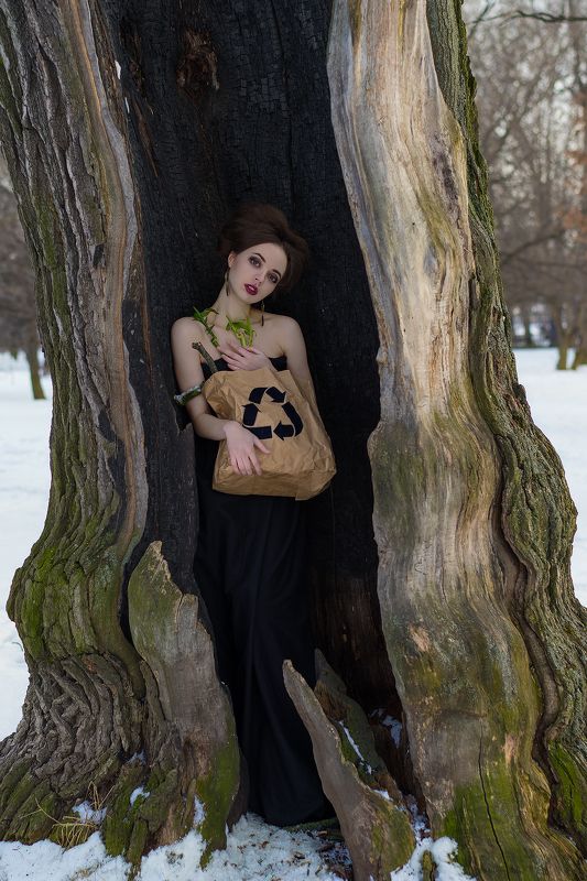 девушка Girl in the treephoto preview