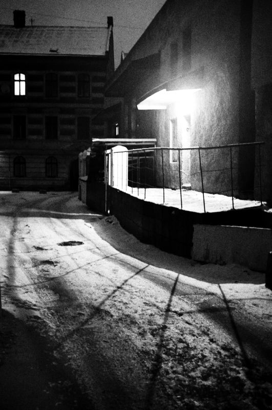 львов, ночь, улица, свет, переулок, настроение, жанр, стрит, тени, атмосфера, ночной город, город, зима, холод, силуэт, окно, двор, ***photo preview