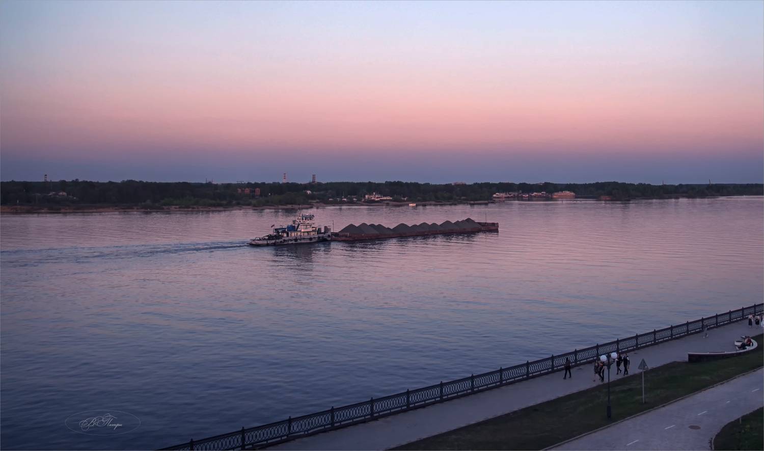 Вечер на Волге. Автор: Вера Петри река баржа закат, Вера Петри