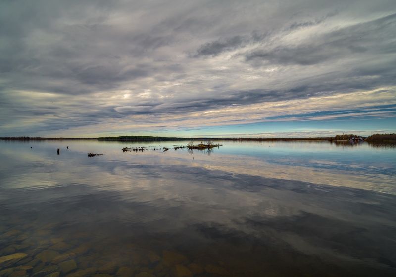 Облака вода и камниphoto preview