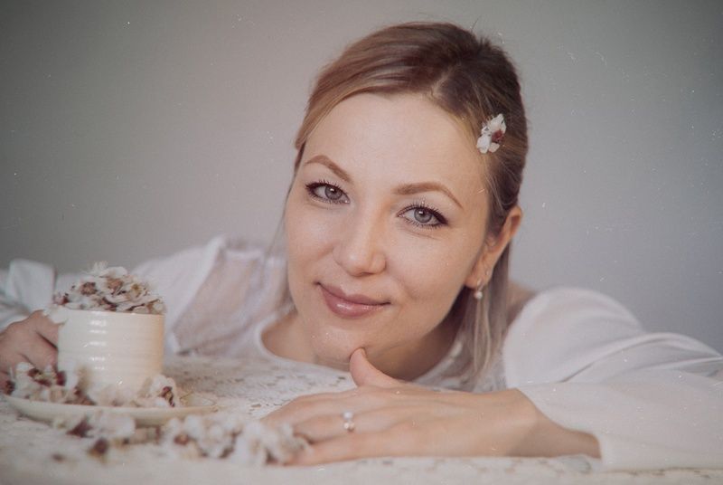 портрет, девушка, женщина, красота, очарование, експрессия, нежность, атмосфера, весна, цветение, цветы, эмоциональное, мануальная оптика, винтажная оптика, helios 40-2, гелиос 40-2, sont a7 iii, керчь, крым, россия Апрельское цветопитие.photo preview