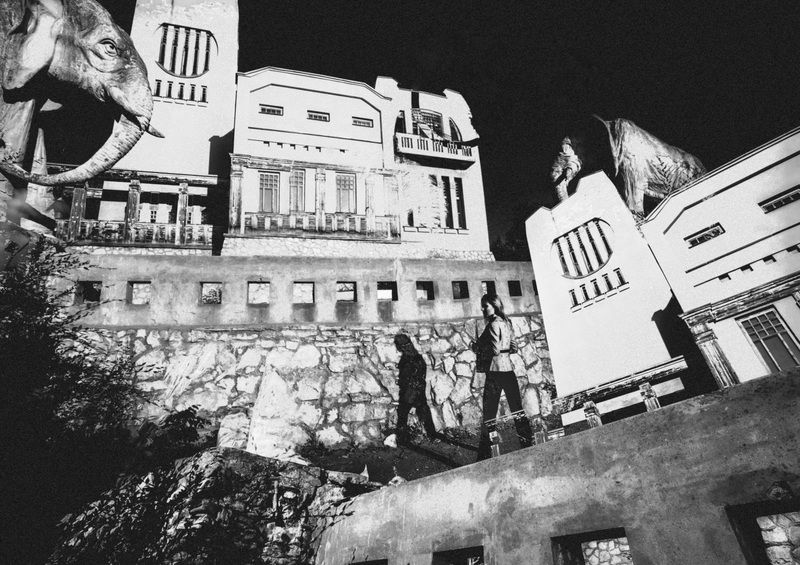 чб,архитектура,арт Дом со слонамиphoto preview