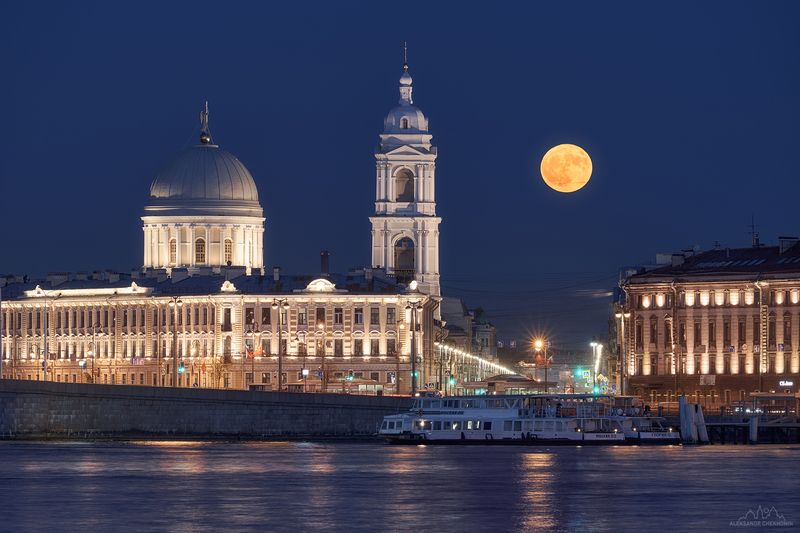 Санкт-Петербург, церковь Святой Екатерины, Луна, Полнолуние, Васильевский остров Вид на церковь Святой Екатериныphoto preview