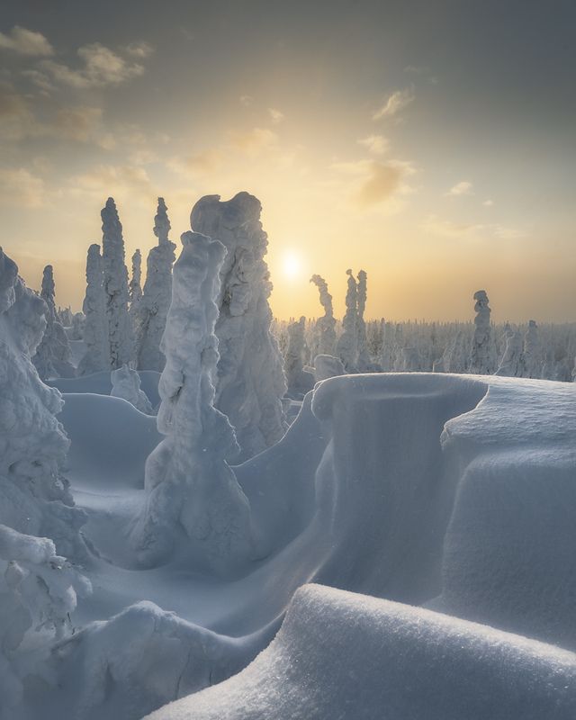 На краю снежного каньона фото превью