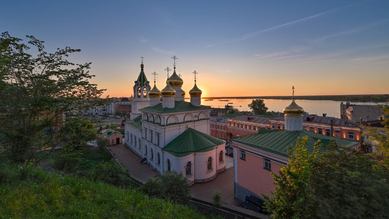 по вечернему городу. Автор: Виталий Полуэктов вечер, закат, город, река.солнце, свет, краски, купола, Виталий Полуэктов
