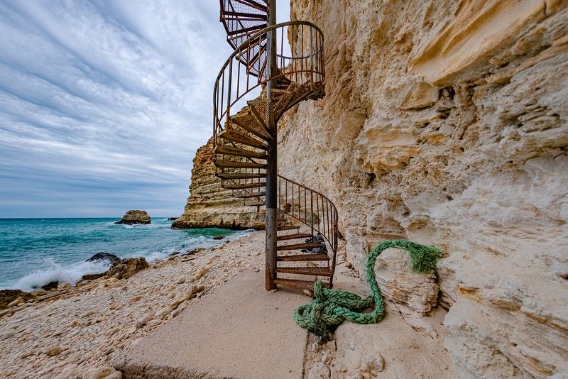 Пляж под скалой фото превью
