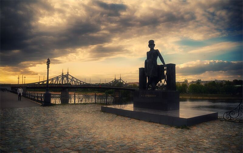 набережная памятник тучи человек Вечер с Пушкинымphoto preview