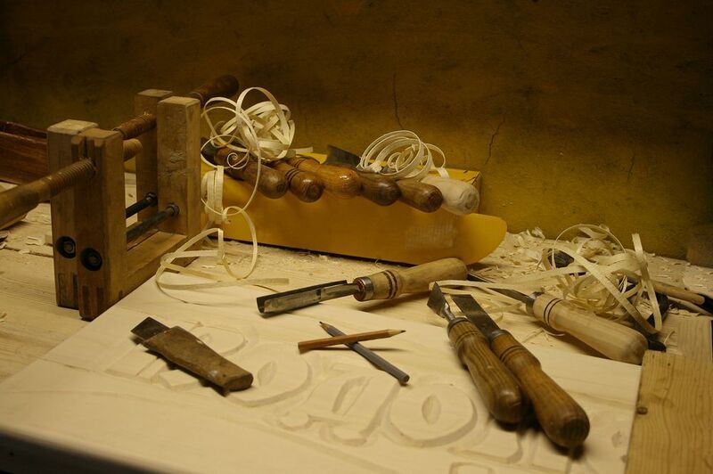 инструмент, стамески, стружка. В мастерской. фото превью