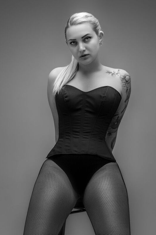 тату, ЧБ Boudoir - Black & White - Vikaphoto preview