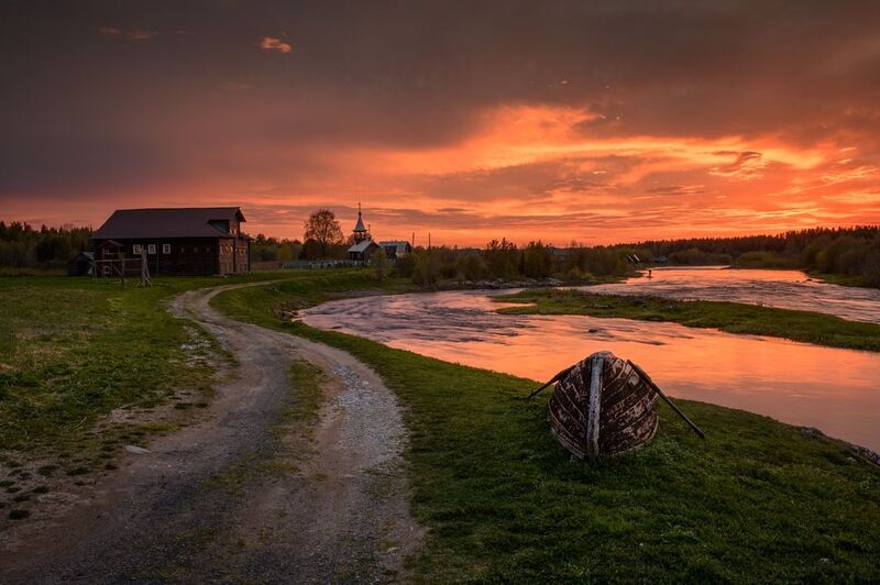 Красный вечер с рыбаком без лодки :) фото превью