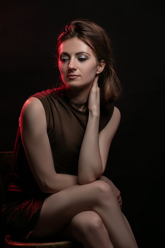 портрет молодой девушки фото превью